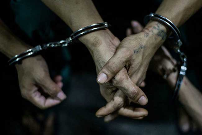 குற்றவாளிக்கு அடைக்கலம் கொடுத்த கடற்படையின் உறுப்பினர் ஒருவர் கைது