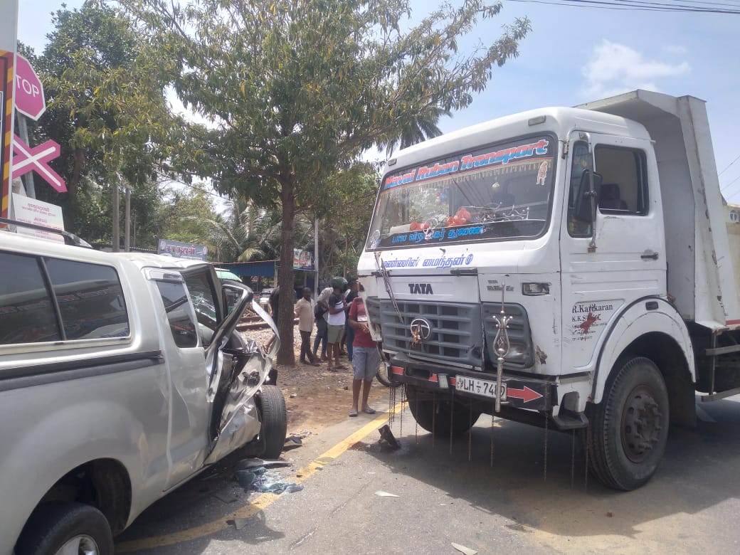 வாகனங்கள் நேருக்கு நேர் மோதி விபத்து!