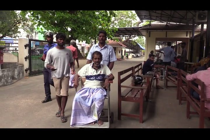 யாழ். வைத்தியசாலை சுகாதார ஊழியர்கள் சுகயீன விடுப்பில்!!