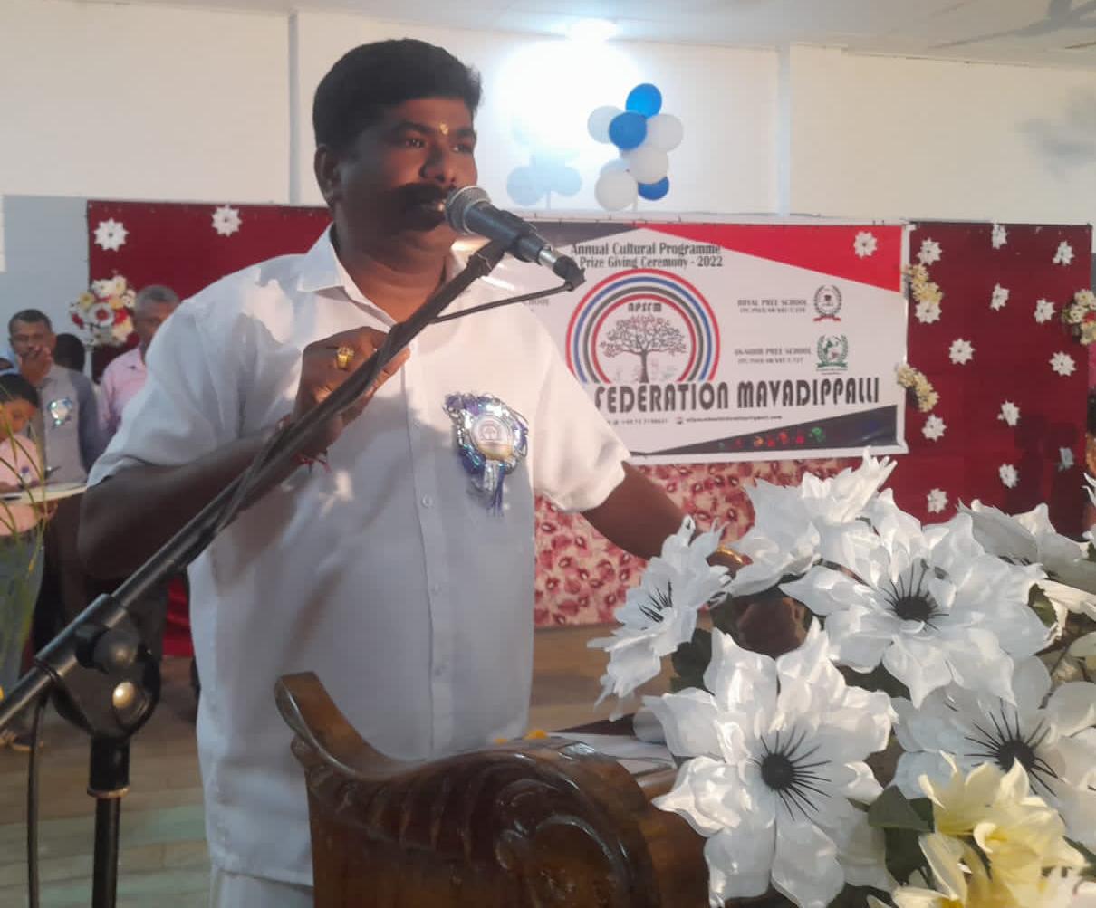 மாவடிப்பள்ளி தெரு விளக்கை ஒளிரச் செய்ய காரைதீவு தவிசாளருக்கு வேண்டுகோள் : பொதுமேடையில் வைத்து வாக்குறுதியளித்த தவிசாளர் !