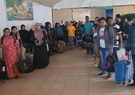 குவைத்தில் வேலைவாய்ப்புக்காக சென்று எஜமானர்களின் தொல்லைக்குள்ளான 48 பணிப்பெண்கள் நாடு திரும்பினர்!