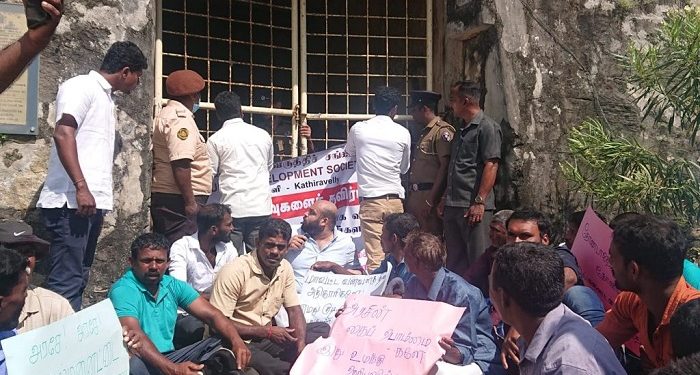 மட்டக்களப்பு மாவட்ட செயலகத்தை முற்றுகையிட்டு சாணக்கியன் உள்ளிட்ட குழுவினர் போராட்டம்!