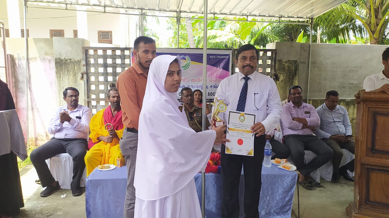 நாட்டின் இன்றைய நிலைக்கு காரணம் நாம் இலங்கையர்களாக சிந்திக்காமல் பிரிவினையுடன் இனரீதியாக சிந்தித்ததே- காரைதீவு பிரதேச செயலாளர் ஜெகராஜன் தெரிவிப்பு !