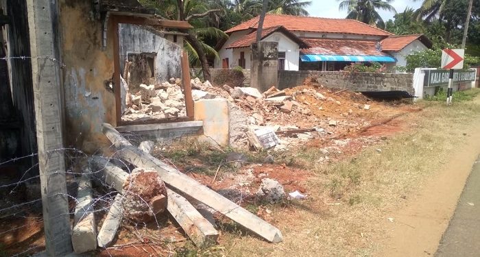 சாவகச்சேரியில் வீடொன்றினை தரைமட்டமாக்க முயன்ற பெண் உள்ளிட்ட இருவர் கைது!