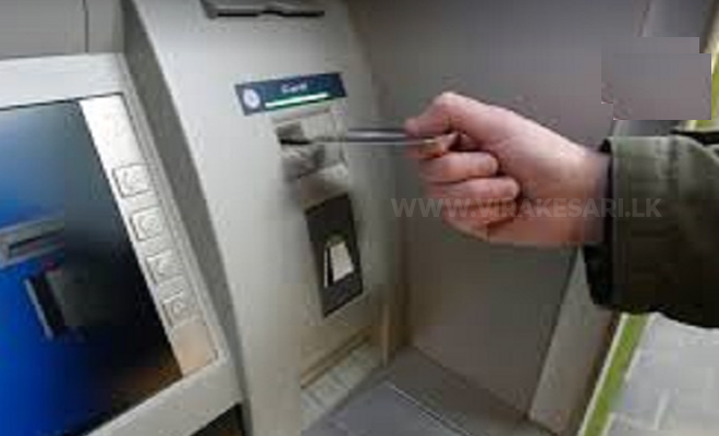 தனது எஜமானின் வங்கி அட்டையிலிருந்து 50 இலட்சம் ரூபாவை மோசடி செய்த பணிப்பெண் கைது : மகள், மருமகனும் சிக்கினர்!