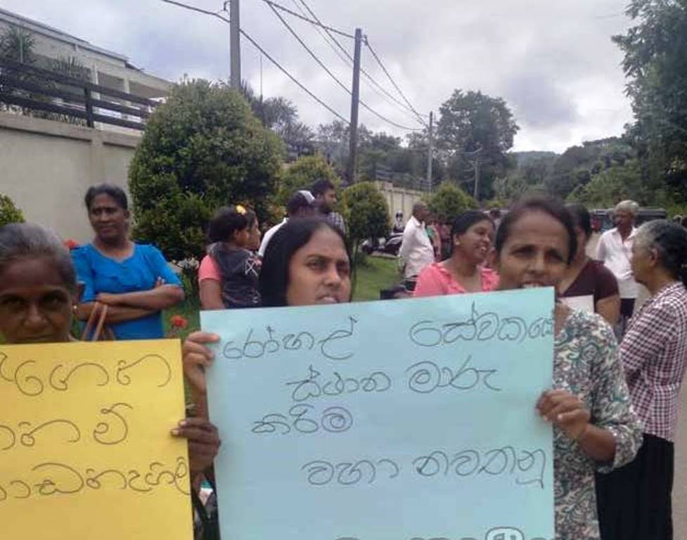 பல்லேகம பிரதேச வைத்தியசாலையை பாதுகாக்குமாறு கோரி மக்கள் ஆர்ப்பாட்டம்