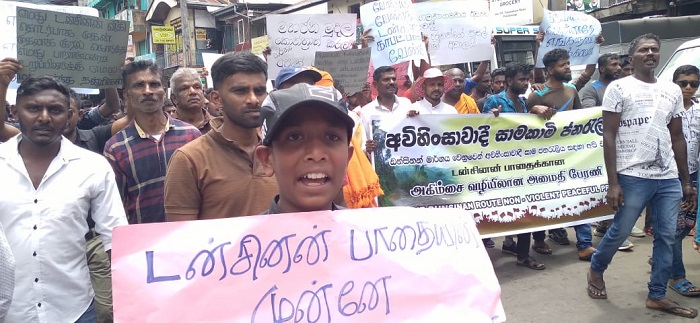 பாதையை புனரமைத்து தருமாறு வலியுறுத்தி பாரிய ஆரப்பாட்டம்!