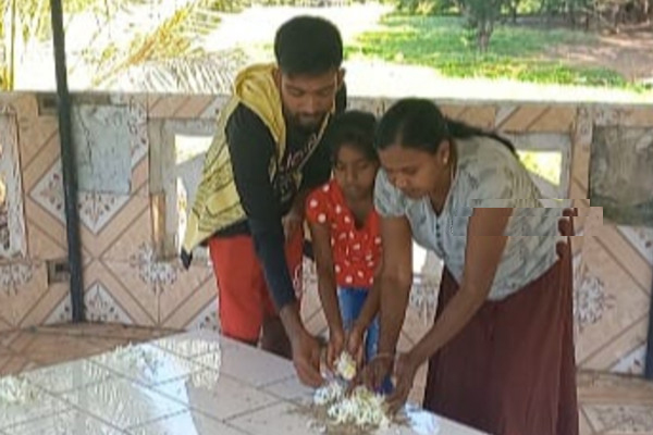 வெளிநாட்டில் பூபதி அம்மாவிற்கு பூ வைக்கிறார்கள்! தாயகத்தில் ஏன் இப்படி செய்கிறீர்கள் கண்ணீருடன் மகள்