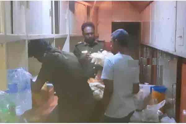 மட்டக்களப்பிலிருந்து கொழும்பு செல்லும் புகையிரதத்தில் உள்ள சிற்றுண்டியில் திடீர் சோதனை