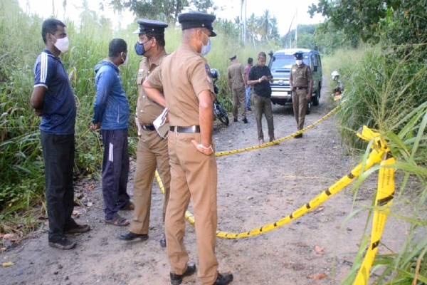 மொரவெவ பிரதேச சபை உறுப்பினர் மீது வாள்வெட்டு தாக்குதல் – சந்தேகநபர் தப்பியோட்டம்