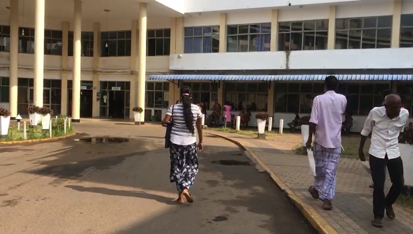 வவுனியா வைத்தியசாலையில் சுகாதார தொழிற்சங்கத்தினர் பணிபகிஷ்கரிப்பு