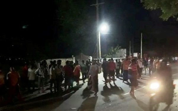 வீரகட்டிய- அத்தனயால பகுதியில் பொலிஸாருக்கும் மக்கள் குழுவினருக்கும் இடையில் மோதல்