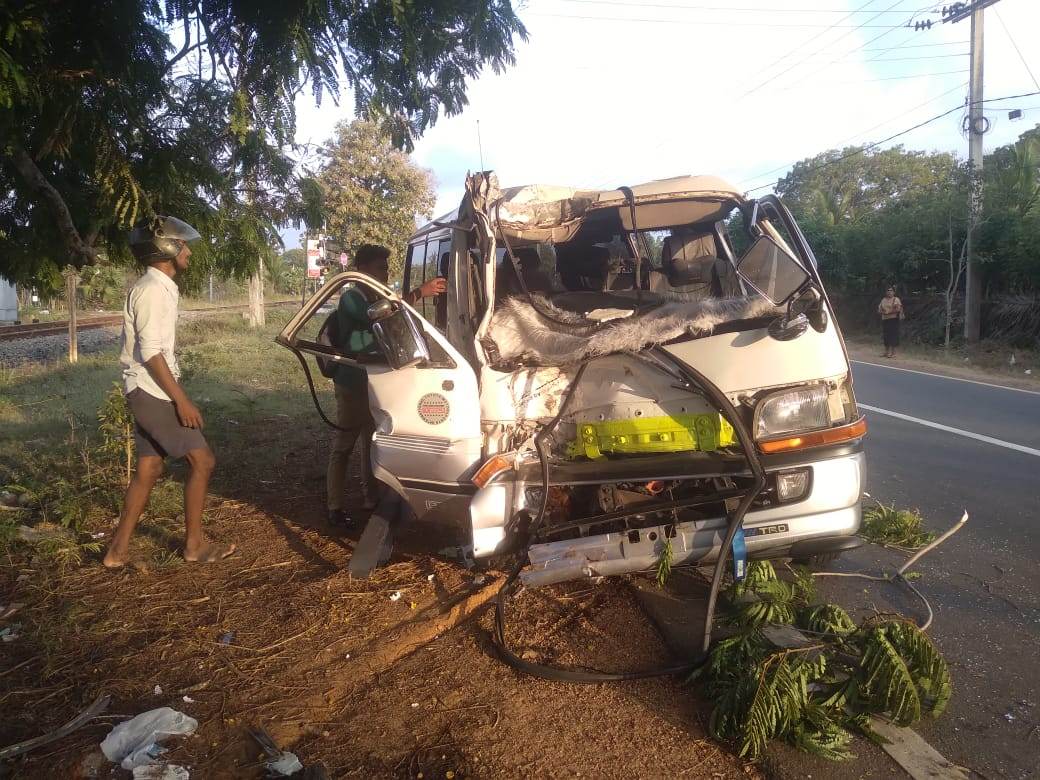 ஹயஸ் மரத்துடன் மோதியது சாரதி பலி; மிருசுவிலில் சம்பவம்!