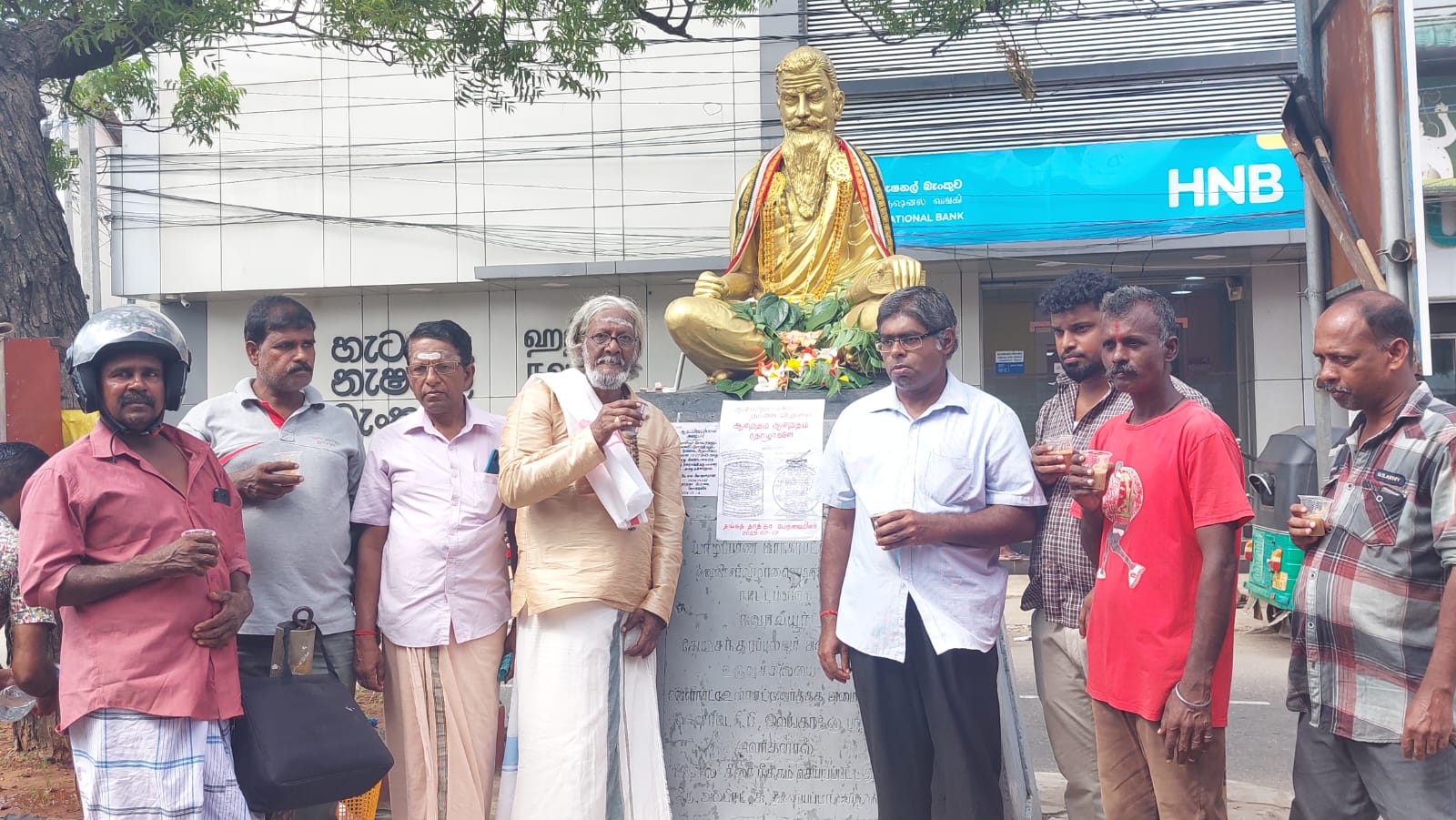 தங்கத் தாத்தாவின் சிலையருகே ஆடிப்பிறப்பு விழா..T