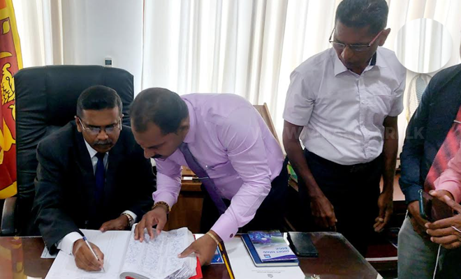 அம்பாறை மாவட்டத்தின் புதிய அரசஅதிபர் சிந்தக்க அபேவிக்ரம கடமையை ஏற்றார்!