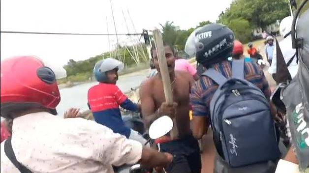 யாழில் அரை நிர்வாணத்தில் அரச ஊழியர் அட்டகாசம்!