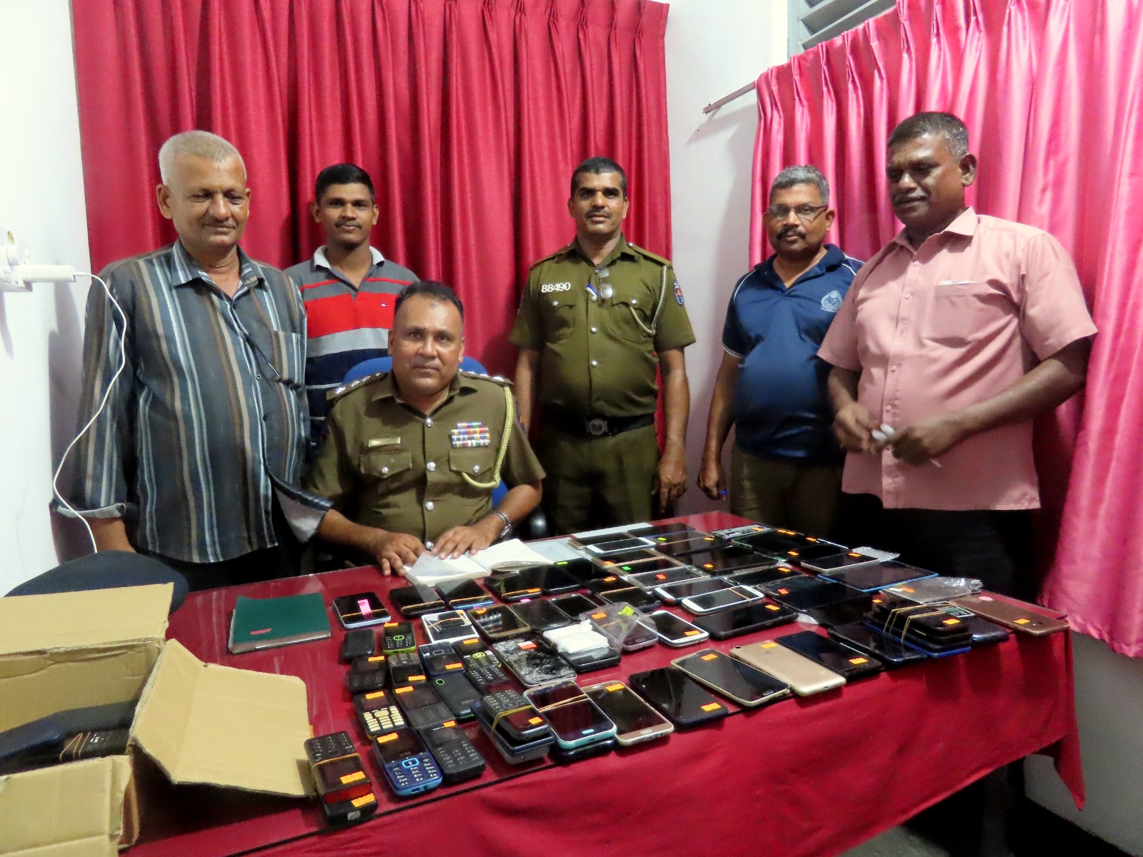 கைத் தொலைபேசிகளைத் திருடி விற்பனைசெய்யும் கும்பல் சிக்கியது