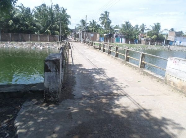 சாய்ந்தமருதிலும் ஆபத்தான நிலையிலுள்ள ஒரு ஒடுக்கமான பாலம்;அச்சத்தில் மக்கள்