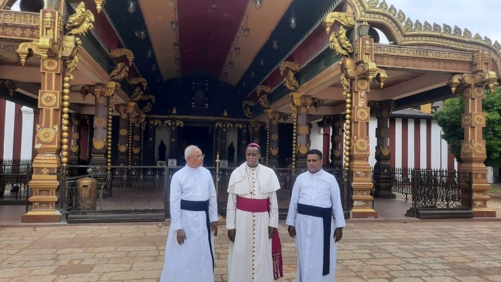 பாப்பரசரின் பிரதிநிதியுடன் நல்லூர் கந்தனை தரிசித்த யாழ் மறை மாவட்ட ஒரு முதல்வர் !