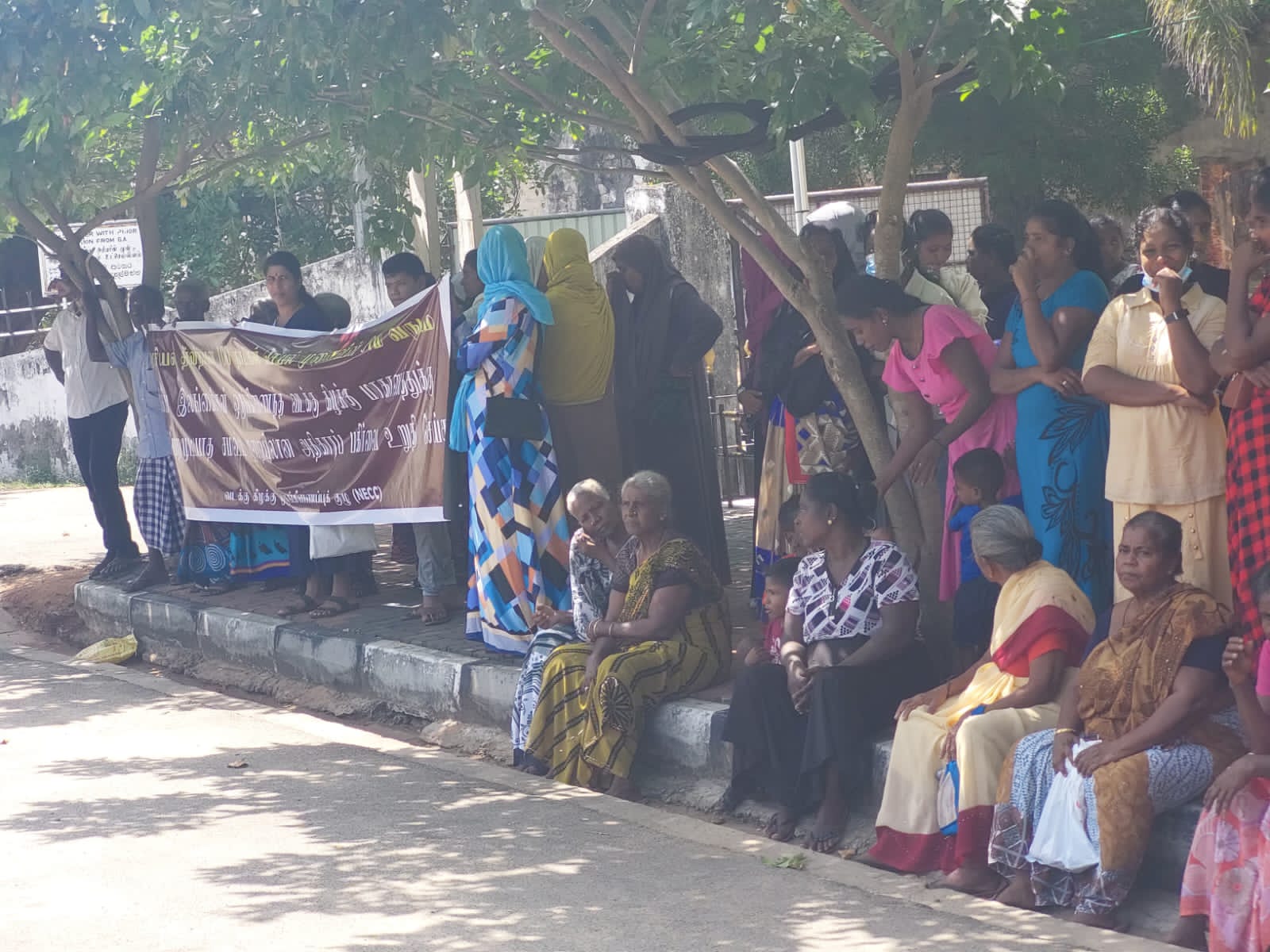 யாழில் சமஷ்டியை வலியுறுத்தி கவனயீர்ப்பு ஆர்ப்பாட்டம்