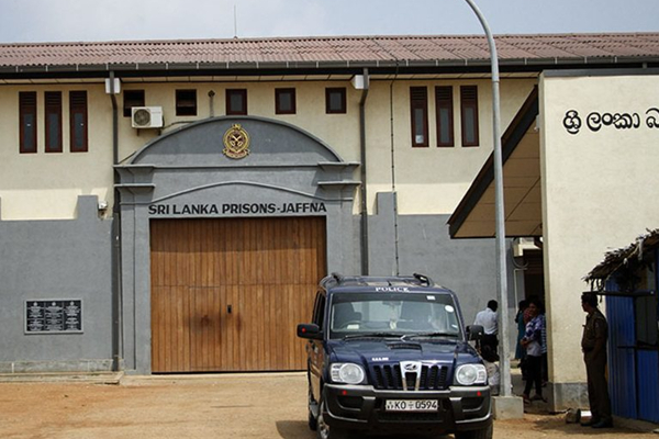 கைதிக்கு தொலைபேசி வழங்கிய யாழ். சிறைச்சாலை உத்தியோகத்தர் கைது..T