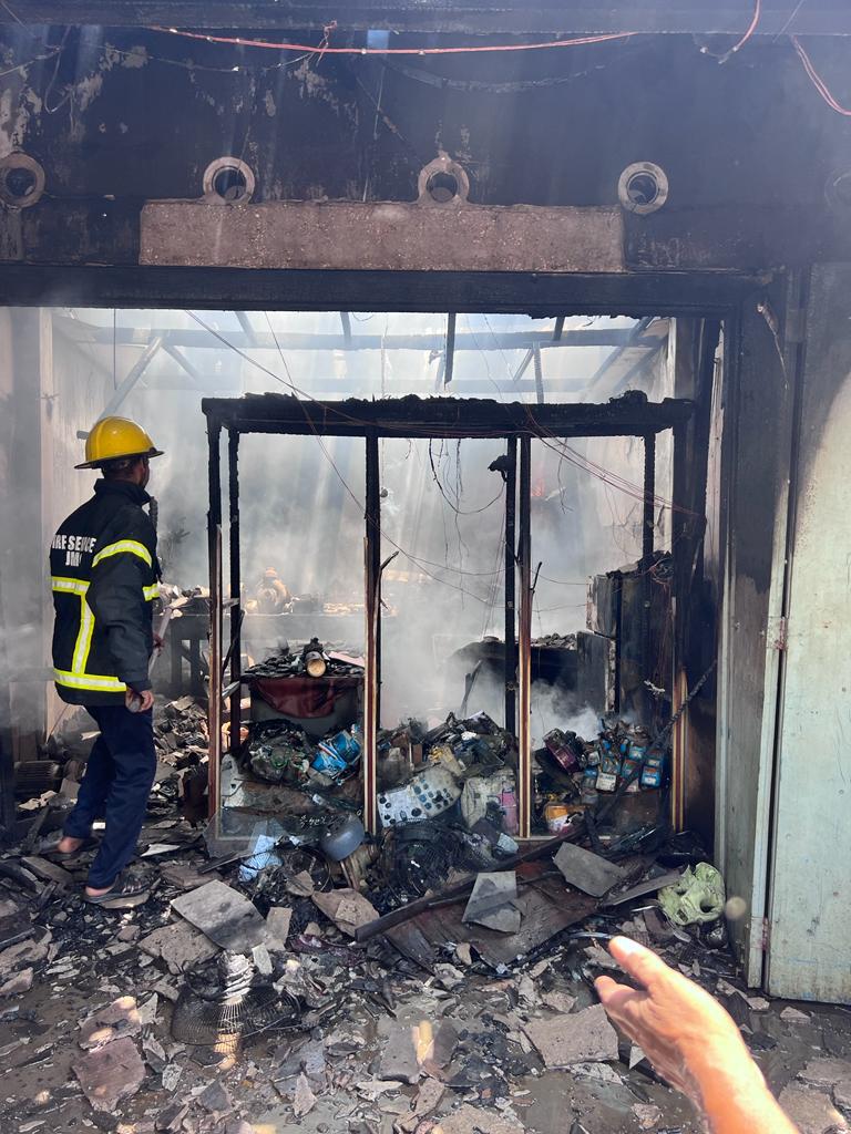 யாழில் வர்த்தக நிலையத்தில் தீ விபத்து