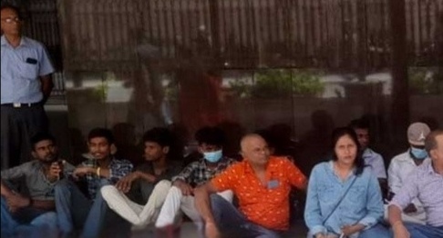 மத்திய வங்கியினுள் போராட்டம் – 8 பேர் கைது