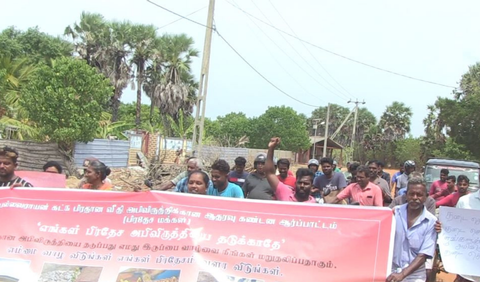 வீதியை புனரமைக்க கோரி மக்கள் போராட்டம்