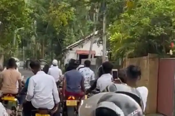 விபத்தில் உயிரிழந்த இளைஞனின் இறுதி ஊர்வலத்தில் ஏற்பட்ட குழப்பநிலை..T