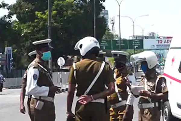 கொழும்பில் இருந்து யாழ்ப்பாணம் நோக்கி பயணித்த வான் விபத்து – மூவர் பலி..T