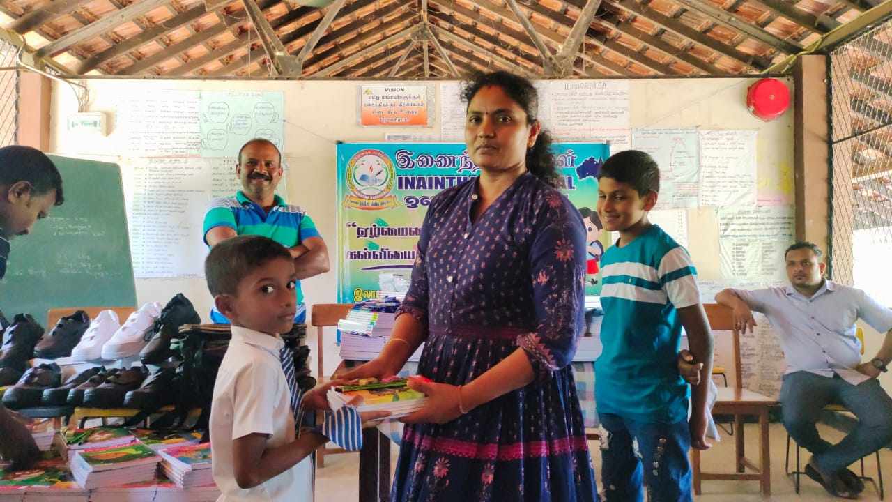 இணைந்த கரங்கள் அமைப்பினால் மாணவர்களுக்கு கற்றல் உபகரணம்