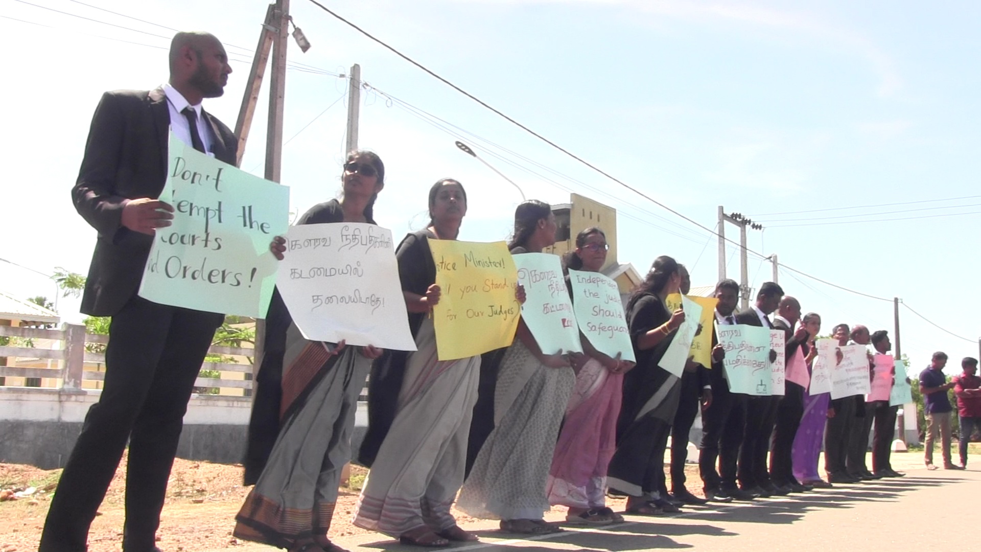 சரத்வீரசேரவின் கருத்தைக் கண்டித்து முல்லை சட்டத்தரணிகள் பகிஷ்கரிப்பு! நீதித்துறையை சுதந்திரமாக செயற்பட அனுமதிக்குமாறும் வலியுறுத்து