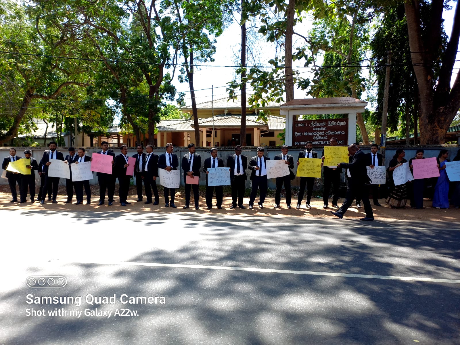 சாவகச்சேரி நீதிமன்றத்தின் சட்டத்தரணிகள் போராட்டம்!