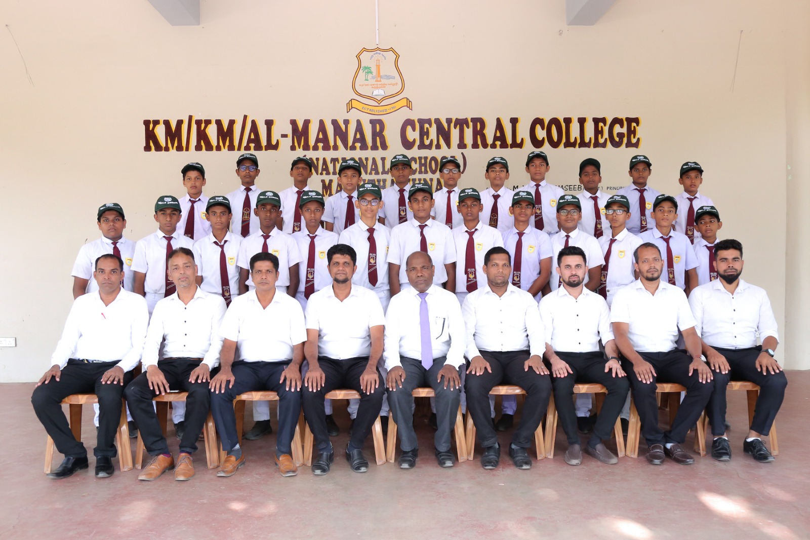 கல்முனை சுற்றாடல் கழக மாணவர்களுக்கு சின்னம் சூட்டலும் தொப்பி அணிவித்தலும்!