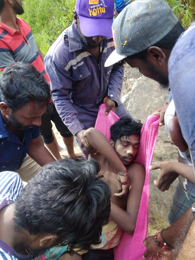 நண்பர்களுடன் விறகு தேடச் சென்ற இளைஞன் நீரில் மூழ்கி பரிதாப சாவு!