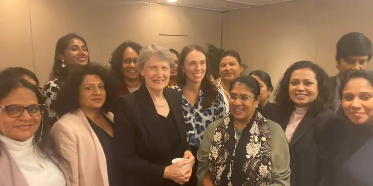 நியூஸிலாந்து முன்னாள் பிரதமர்களை சந்தித்த பெண் எம்.பிக்கள் குழாம்!