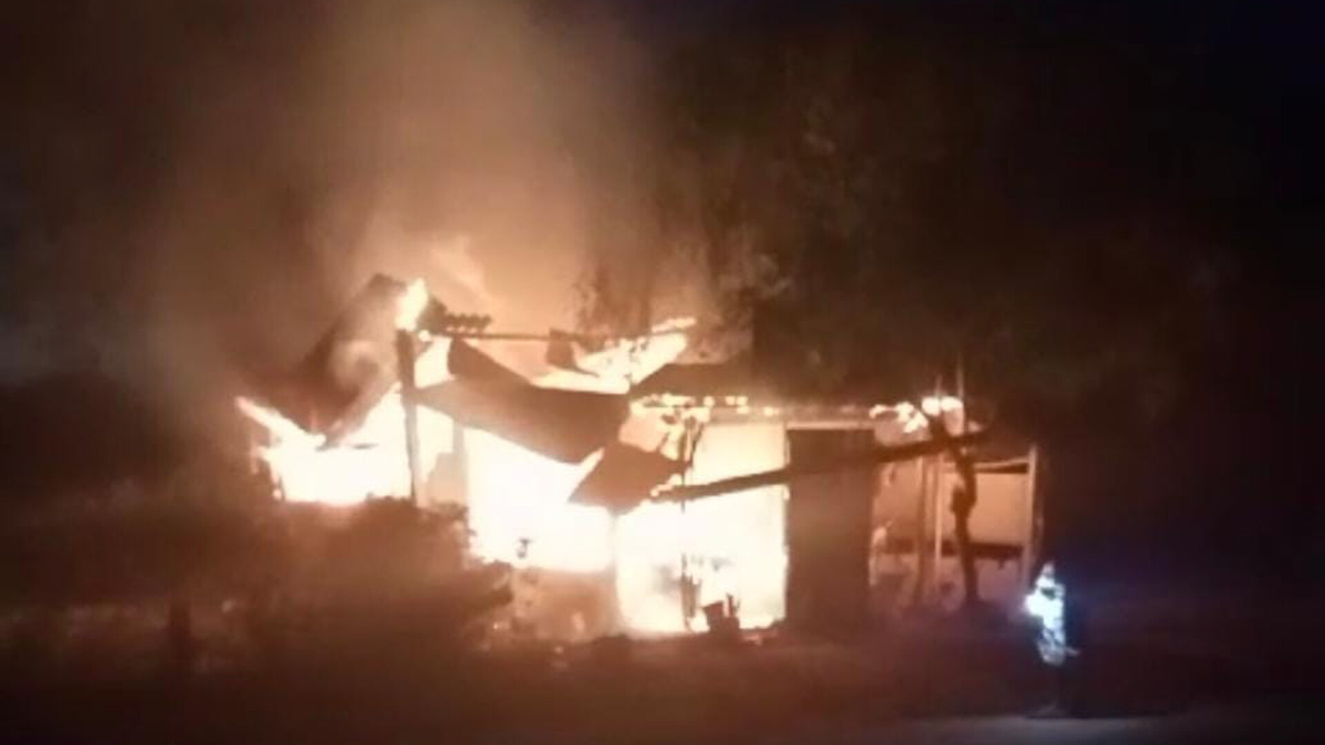 பாலிநகரில் வர்த்தக நிலையம் தீக்கிரை!