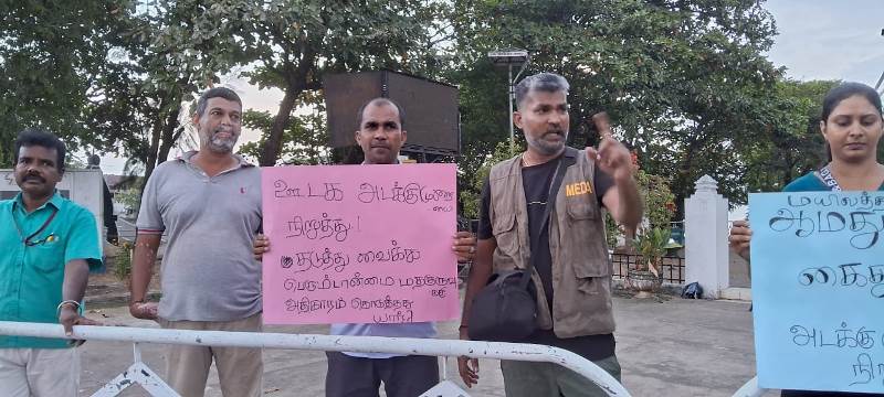 மயிலத்தடுவிற்கு சென்ற மூன்று ஊடகவியலாளர்கள் தடுத்துவைக்கப்பட்டமைக்கு எதிராக மட்டக்களப்பில் ஊடகவியலாளர்கள் ஆர்ப்பாட்டம்