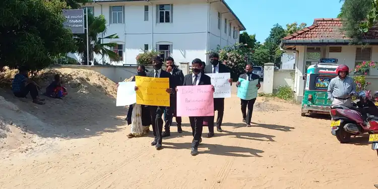 யாழில் நீதிமன்றம் முன்பாக சட்டத்தரணிகள் போராட்டம்!