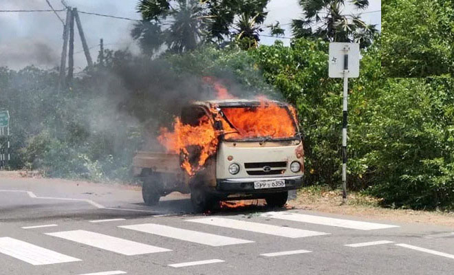 பட்டா ரக வாகனம் யாழில் தீயில் எரிந்தது