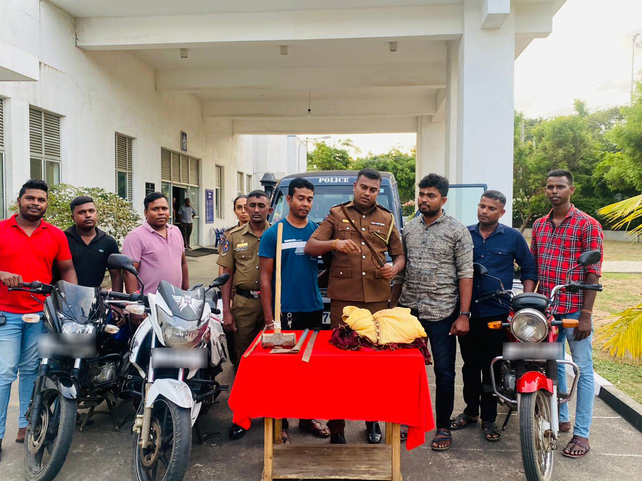 யாழில் பெண் வேடத்தில் வீடுகள், வாகனங்கள் மீது தாக்குதல் ; 9 பேர் கைது