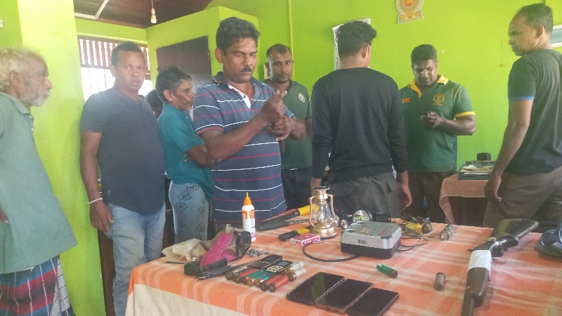 வில்பத்து மற்றும் தப்போவ சரணாலயங்களில் வேட்டைக்குச் சென்ற 12 பேர் கைது ; 8 பேர் தப்பியோட்டம்