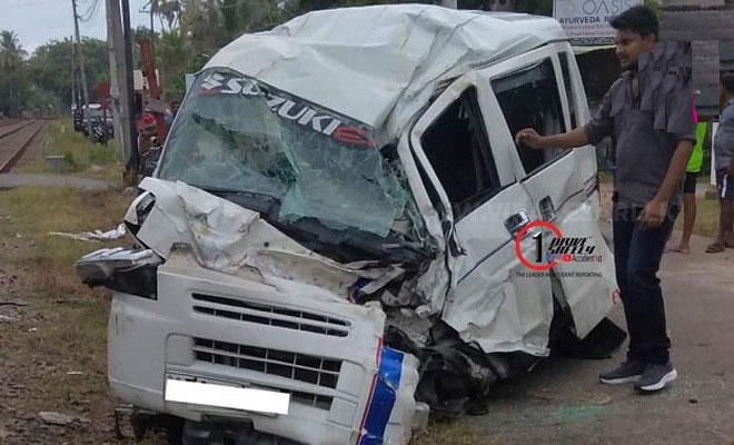 வான் ரயிலுடன் மோதி வாதுவையில் விபத்து!  ஒருவர் காயம்