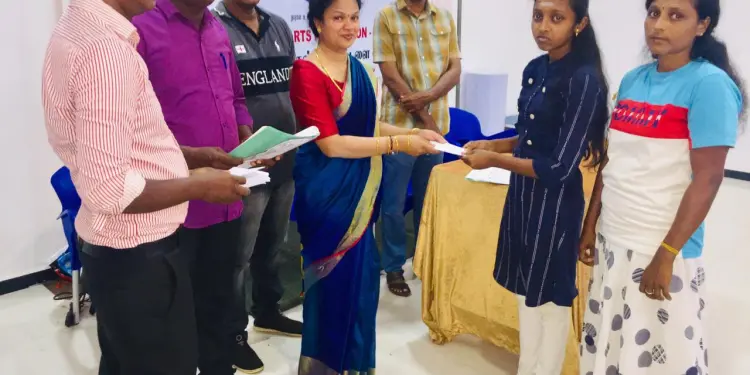 15 மாணவர்களுக்கு உதவிக் கரம் நீட்டிய ‘தாராள உள்ளங்கள்‘