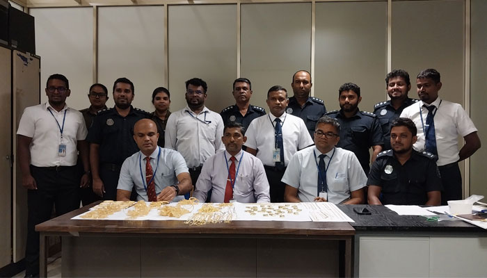 12 கோடியே 30 லட்சம் ரூபா பெறுமதியான தங்கத்துடன் 4 பெண்கள் உள்ளிட்ட ஐவர் விமான நிலையத்தில் கைது!