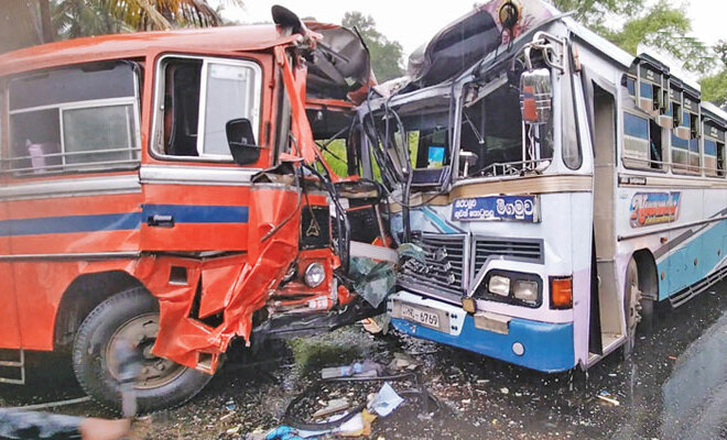 இரு பஸ்கள் மோதி விபத்து : ஆசிரியர் ஒருவர் உட்பட மாணவர்கள் 21 பேர் காயம்