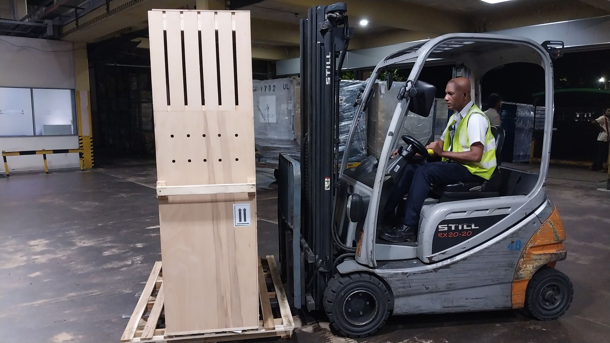 இலங்கைக்கு வந்திறங்கிய ‘லீமர்ஸ்’ விலங்குகளும் ‘ஈமு’ பறவைகளும்!