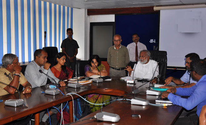 எல்லை தாண்டும் மீன்பிடிப் படகுகளுக்கு எதிராக சட்ட நடவடிக்கை மேற்கொள்ளப்படும் – அமைச்சர் டக்ளஸ் தெரிவிப்பு