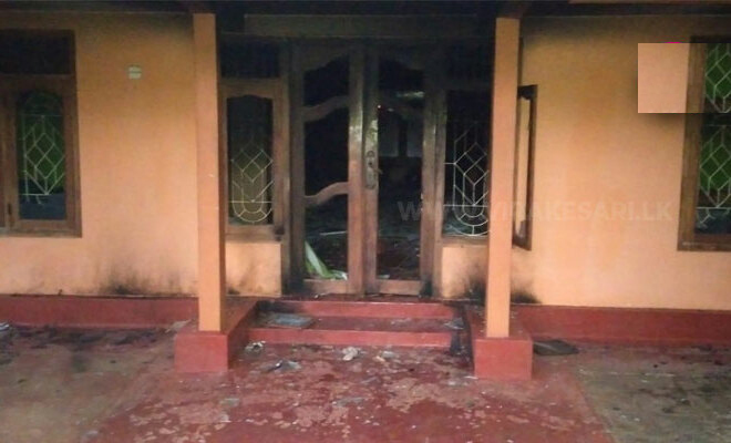 காதல் விவகாரம் : வீட்டின் மீது பெற்றோல் குண்டுத் தாக்குதல் ; யுவதி உள்ளிட்ட ஐவர் காயம்