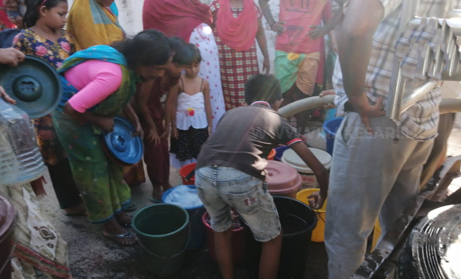 கிண்ணியாவில் குடிநீர் தட்டுப்பாடு! : பவுஸர் மூலம் விநியோகிக்கப்பட்ட குடிநீரை பெற முண்டியடிக்கும் மக்கள்!